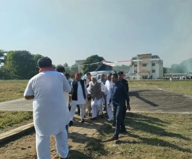 जौहर विश्व विद्यालय परिसर से निकलते अखिलेश यादव।
